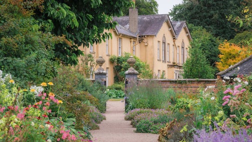 The gardens in bloom with view of the House